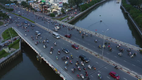 Tráfico-Nocturno-Vista-Aérea-Del-Puente-Dien-Bien-Phu,-Distrito-De-Binh-Thanh,-Ciudad-De-Ho-Chi-Minh,-Vietnam-Que-Cruza-El-Canal-Hoang-Sa