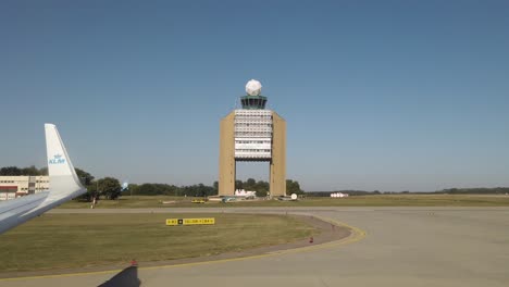 Kontrollturm-Des-Flughafens-Budapest,-Gefilmt-Von-Einem-Ankommenden-KLM-Flugzeug,-September-2019