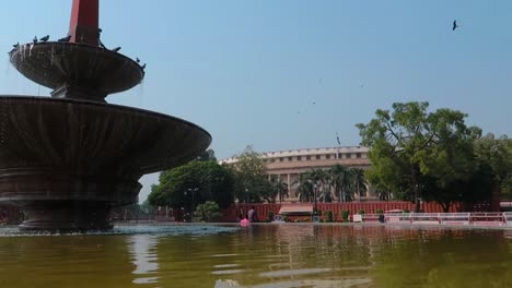 Parlamentsgebäude-Von-Indien-Delhi-Zentralsekretariat-Tauben