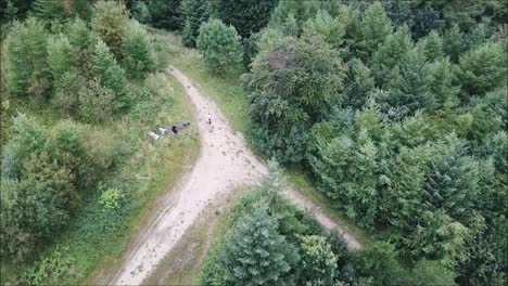 Un-Dron-Volando-Alrededor-De-Uno-De-Los-Miles-De-Bosques-Del-Reino-Unido