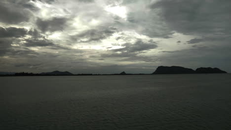 Blick-Auf-Die-Bucht-Und-Die-Wolken-Vom-Strand-In-Thailand