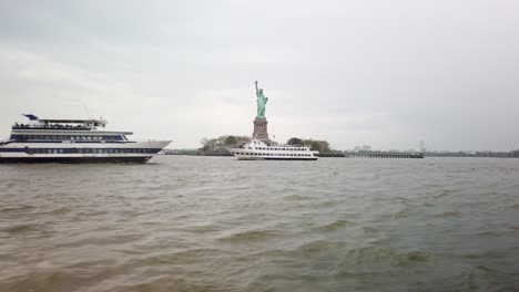 Vista-De-La-Estatua-De-La-Libertad-Desde-Un-Barco,-Punto-De-Referencia-Estadounidense,-Aventura-De-Viaje-En-La-Ciudad-De-Nueva-York