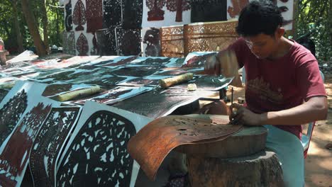 Kambodschanischer-Künstler-In-Der-Nähe-Von-Angkor-Wat,-Der-Schablonen-Zum-Verzieren-Von-Leder-Verwendet