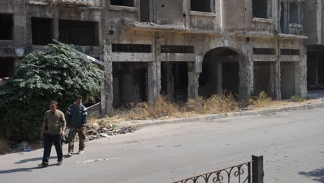 Autos-Und-Fahrräder-Fahren-Durch-Einen-Zerstörten-Teil-Der-Stadt-Homs