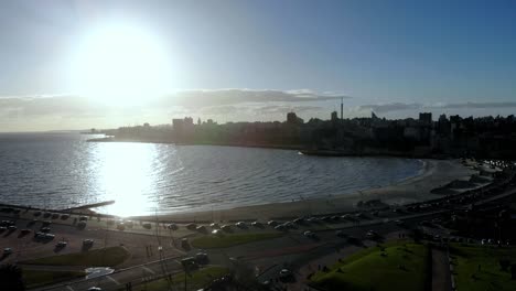 Luftaufnahme-Der-Küste-Im-Park-An-Einem-Sonnigen-Tag-In-Der-Stadt-Montevideo,-Uruguay
