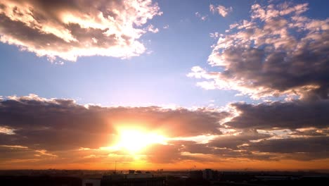 Atemberaubend-Schöner-Wolkenzeitraffer-Mit-Goldenem-Sonnenaufgang-Und-Violettem-Himmel-Am-Flughafen-Sydney