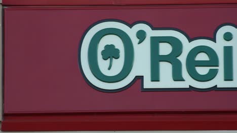 O&#39;Reilly-Auto-Parts-Store-Schwenkt-Von-Links-Nach-Rechts-über-Das-Schild