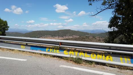 Grafitti-Gratuito-De-Cataluña-Junto-A-La-Carretera-En-Cordona,-Cataluña,-España,-Europa