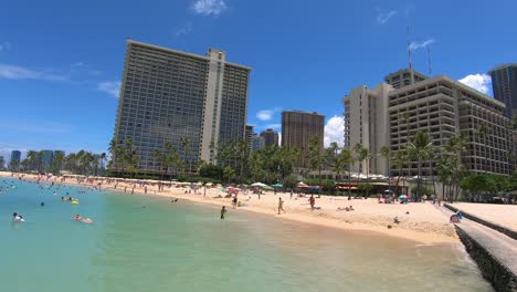Pan-Of-Beach-And-Hotels-In-The-Background-On-Waikiki-Beach,-Honolulu,-Hawaii