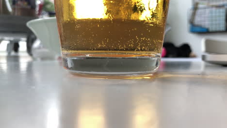 Burbujas-En-Un-Vaso-Lleno-De-Cerveza-De-Par-En-Par