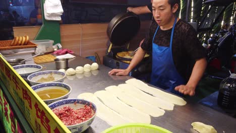 Xian,-China---Agosto-De-2019:-Hombre-Haciendo-Pasteles-Rellenos-De-Carne-Picada-De-Ternera-En-Una-Pequeña-Panadería-Local-En-La-Calle-En-El-Barrio-Musulmán