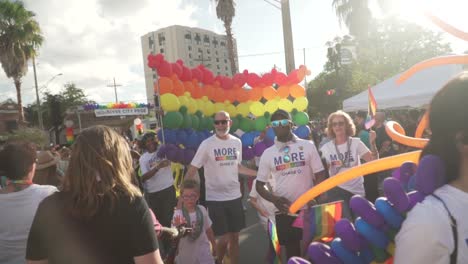 Menschen-Marschieren-Mit-Pride-Ballons-Auf-Der-Straße-Bei-Der-River-City-Pride-Parade-In-Jacksonville,-Florida