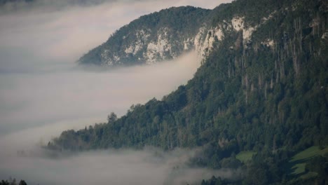 Mirador-En-Eslovenia-Con-Vistas-Al-Lago-Bohinj-Con-Una-Inversión-De-Nubes