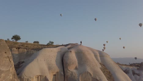 Die-Bewegung-Der-Linken-Kamera-Zeigt-Die-Wunderschöne-Landschaft-Voller-Heißluftballons-über-Der-Stadt-Göreme-Und-Den-Feenkamine-Bei-Sonnenaufgang