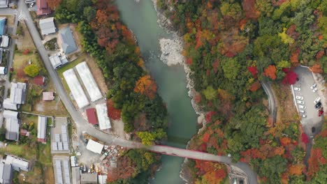 Eine-4K-Luftaufnahme-Von-Oben-Eines-Wunderschönen,-Flachen-Flusses-An-Einem-Kühlen-Herbsttag-In-Einem-Ländlichen-Onsen-Dorf-In-Higashiomi,-Präfektur-Shiga,-Japan