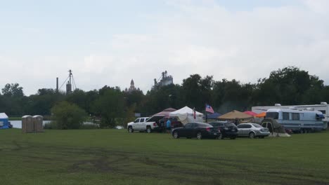 Weitwinkelaufnahme-Der-Zelte-Und-Wohnmobile-Der-Grillteams-In-Lockhart,-Texas,-Bei-Einem-Grillwettbewerb