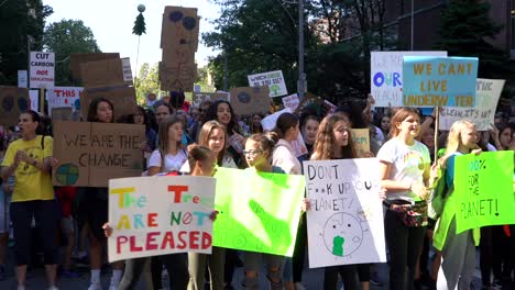 Niños-Con-Carteles-De-Protesta-Contra-El-Cambio-Climático-Global-Marchan