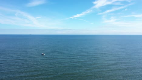 Ruhige-Luftaufnahmen-über-Dem-Meer-An-Einem-Warmen-Nachmittag
