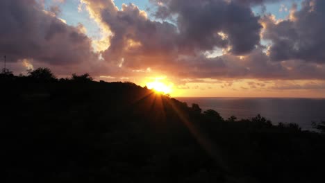 Der-Wunderschöne,-Leuchtend-Orangefarbene-Sonnenuntergang-über-Dem-Horizont-Von-Fidschi-–-Weit-Aufsteigend