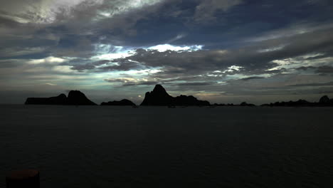 Blick-Auf-Die-Bucht-Und-Die-Wolken-Vom-Strand-In-Thailand