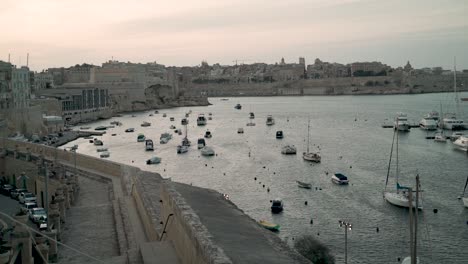 Tarde-Tranquila-En-El-Puerto-De-Valletta,-Malta---Tres-Ciudades