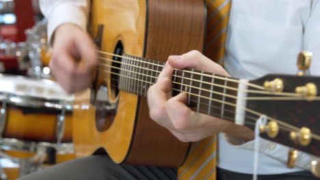 Mannhand-Spielt-Gitarre-Im-Pfandhaus
