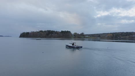 Fischerboot-Fährt-Im-Morgengrauen-Aufs-Meer-Hinaus