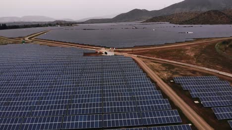Volando-A-Través-De-Una-Planta-Fotovoltaica-Gigante-En-Chile-4k