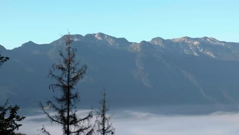 Mirador-En-Eslovenia-Con-Vistas-Al-Lago-Bohinj-Con-Una-Inversión-De-Nubes