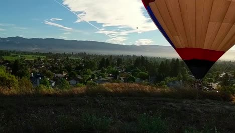 WS-Der-Weinregion-Napa-Valley,-Kalifornien,-Während-Drei-Heißluftballons-Zur-Landung-Herabsteigen