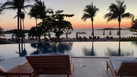 Resort-Am-Meer-Mit-Infinity-Pool-Und-Blick-Auf-Den-Sonnenuntergang-Am-St