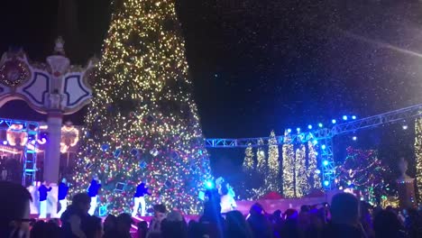 Snow-falling-from-the-skies-during-a-Christmas-holiday-performance-at-Great-America's-WinterFest
