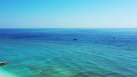 Ruhige-Meereslandschaft-Mit-Ruhigem,-Klarem-Wasser-Der-Türkisfarbenen-Lagune-Mit-Verankerten-Booten,-Ruhiger-Weißer-Sandstrand-Auf-Bali
