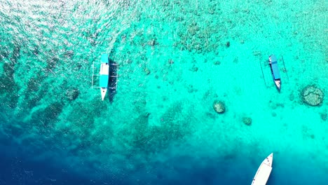 Eine-Atemberaubende-Landschaft-Mit-Touristenbooten,-Die-Am-Meer-Treiben-–-Luftaufnahme