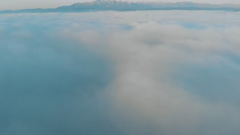 Hohe-Berge-Tauchten-Langsam-über-Einer-Dicken-Wolkenschicht-Auf-Und-Der-Himmel-War-Kurz-Nach-Sonnenaufgang-Blau