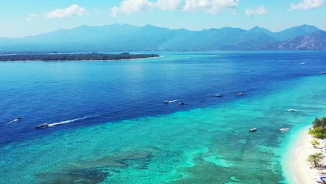 Barcos-Que-Navegan-En-El-Mar-Azul-Corriente-Alrededor-De-La-Tranquila-Laguna-Turquesa-De-La-Isla-Tropical-Llena-De-Arrecifes-De-Coral-Y-Hermosos-Fondos-Marinos-Rocosos-En-Bali