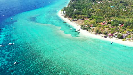 Hermoso-Panorama-Aéreo-Del-Arrecife-De-Coral-Que-Rodea-La-Isla-Del-Atolón-Maldivo-Rodeado-De-Agua-Turquesa-Y-Playas-De-Arena-Blanca