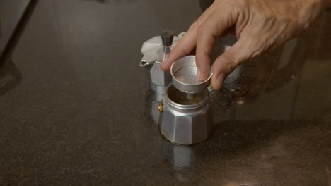 Die-Altmodische-Moka-Kanne-Zum-Aufbrühen-Von-Kaffeebohnen