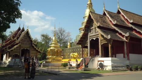 Touristen-Gehen-Am-Phra-Singh-Tempel-In-Chiang-Mai,-Thailand