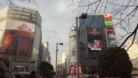 Langsame-Schwenkaufnahme-Von-Shibuya-Beim-Überqueren-Von-Gebäuden-Mit-Werbung-Auf-LED-Bildschirmen