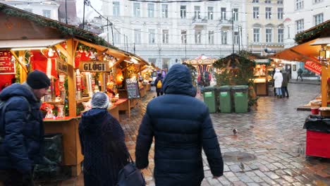 Mercado-De-Navidad-De-La-Calle-Tradicional-De-Tallin-En-Un-Día-Nevado