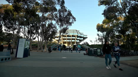 Das-Attraktive-Architektonische-Design-Der-Geisel-Bibliothek-An-Der-Universität-Von-Kalifornien-In-San-Diego-Mit-Wunderschöner-Landschaft-Bei-Tag-–-Mittlere-Aufnahme