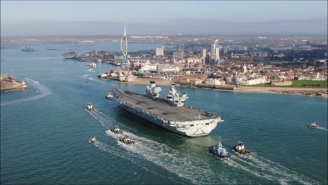 HMS-Queen-Elizabeth-Kommt-Mit-Schleppern-In-Portsmouth-An
