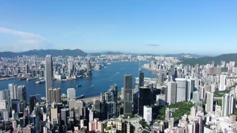 Hong-Kong-Skyline-Mit-Wolkenkratzern-Und-Blick-Auf-Die-Bucht-An-Einem-Schönen-Klaren-Tag,-Luftbild