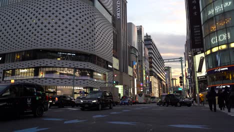 Langsam-Nach-Unten-Geneigter-Blick-Auf-Straßenniveau-Entlang-Des-Ginza-Platzes-In-Japan-Während-Des-Sonnenuntergangs-–-Nach-Unten-Geneigte-Aufnahme