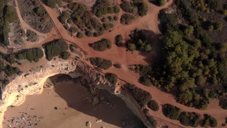 Wunderschöne-Luftaufnahme-Von-Einem-Der-Wichtigsten-Touristenorte-Portugals,-Dem-Strand-Von-Benagil,-Einem-Fantastischen-Ort,-An-Dem-Die-Natur-Göttlich-Ist,-Es-Gibt-Einige-Höhlen-Und-Viel-Grüne-Vegetation