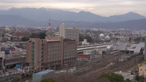 Tokio,-Japan-–-Ein-Fantastisches-Reiseerlebnis-Mit-Shinkansen,-Der-Durch-Betonbahnhöfe-Fährt-–-Ruhige-Aufnahme
