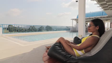 Entspannte-Touristin-Sitzt-Am-Pool-Und-Genießt-Ihren-Sommerurlaub-An-Einem-Tropischen-Reiseziel