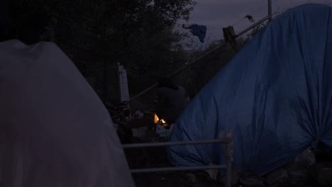 Una-Mujer-Afgana-Sentada-Junto-Al-Fuego-En-El-Campo-De-Refugiados-De-Moria
