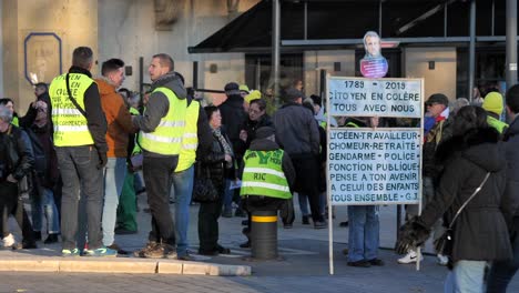 Protest-sign-and-protesters-of-Yellow-Vests-in-Metz